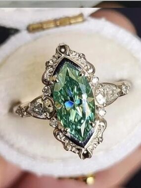 ♦️ NEW Unique Vintage-Inspired Green Marquise Crystal Ring ♦️